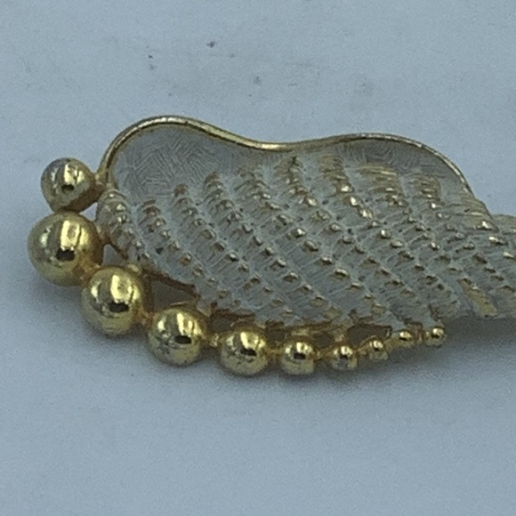 Sarah Coventry Gold and White Sea Shell Brooch - Picture 6 of 10